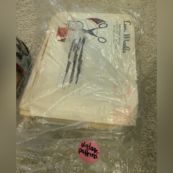 2 vintage tins, vintage sewing patterns, and misc sewing supplies - Picture 5 of 9